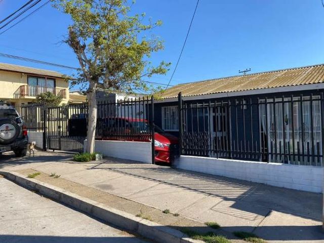 SE VENDE AMPLIA Y BONITA CASA CON PROYECION COMERCIAL. REGION DE LA SERENA