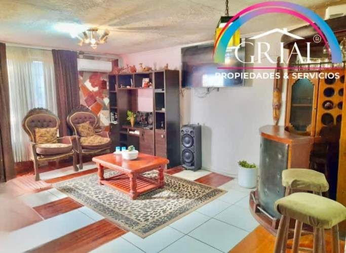 Se vende amplia casa con departamento independiente