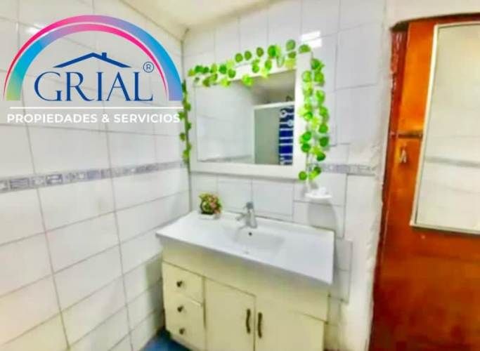 Se vende amplia casa con departamento independiente