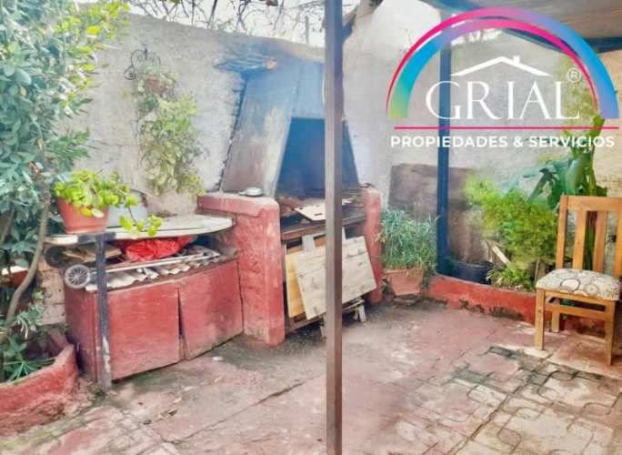 Se vende amplia casa con departamento independiente