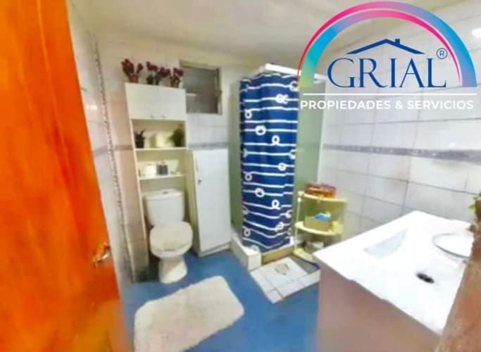 Se vende amplia casa con departamento independiente