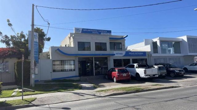 Local CLINICA DENTAL UBICACIÓN ESTRATEGICA