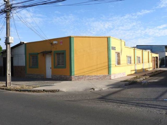 Vendo casa esquina, Tannenbaum Pdro. 15 Sta. Rosa