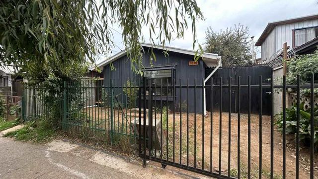 Se vende Casa con  Cabaña en Rene Schneider pasado Ruben Dario, Valdivia