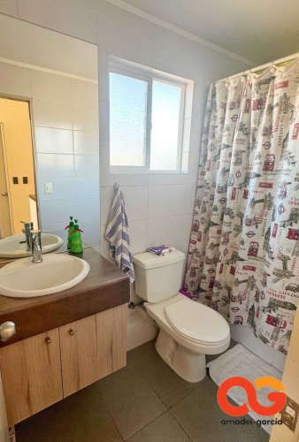 LUMINOSA Y COMODA CASA DE DOS PISOS  (82269)