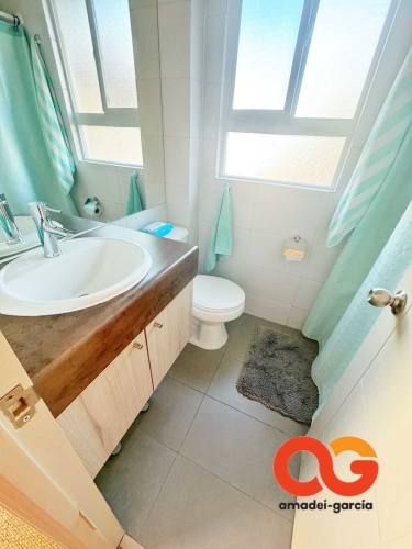 LUMINOSA Y COMODA CASA DE DOS PISOS  (82269)