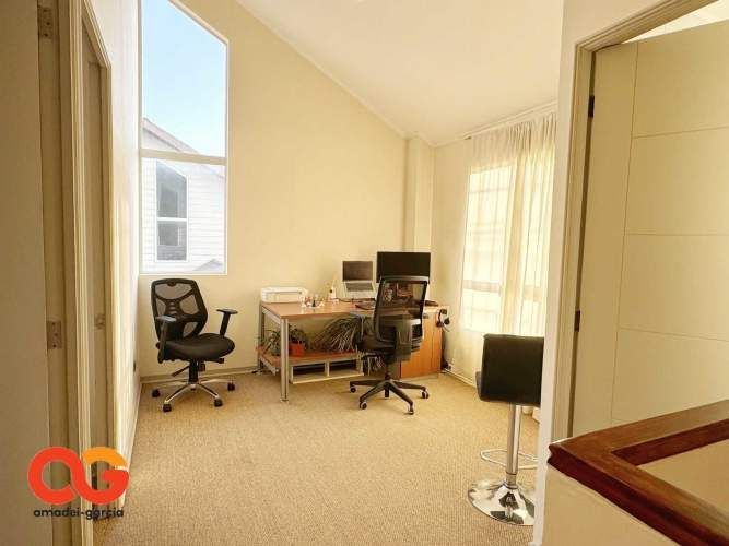 LUMINOSA Y COMODA CASA DE DOS PISOS  (82269)