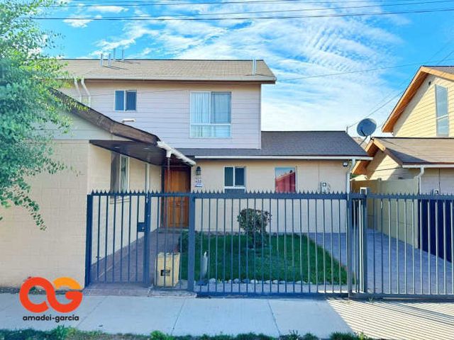 LUMINOSA Y COMODA CASA DE DOS PISOS  (82269)