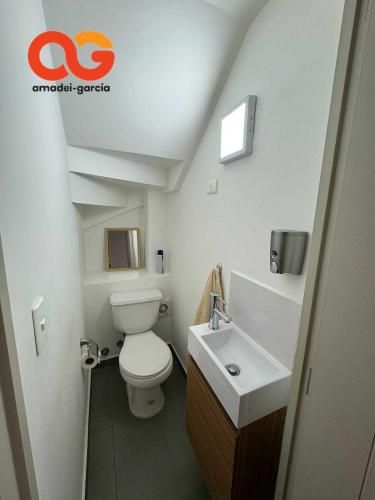 LUMINOSA Y COMODA CASA DE DOS PISOS  (82269)