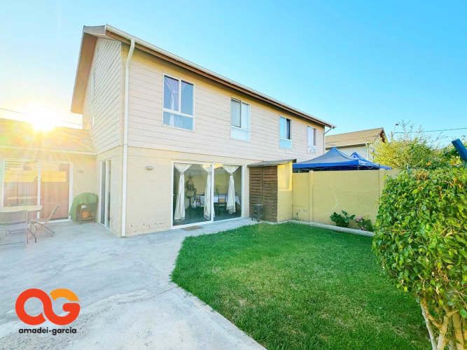 LUMINOSA Y COMODA CASA DE DOS PISOS  (82269)