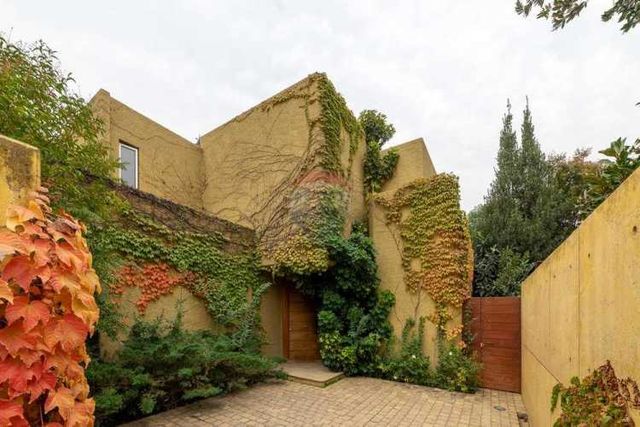 Casa con gran terreno en lo barnechea!