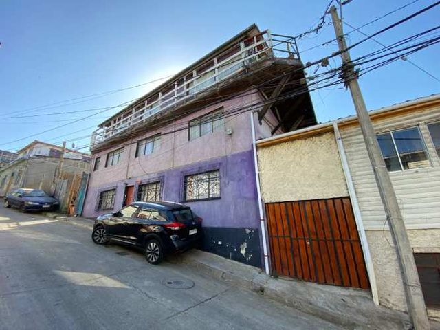 Se vende casa de 3 pisos en Playa Ancha