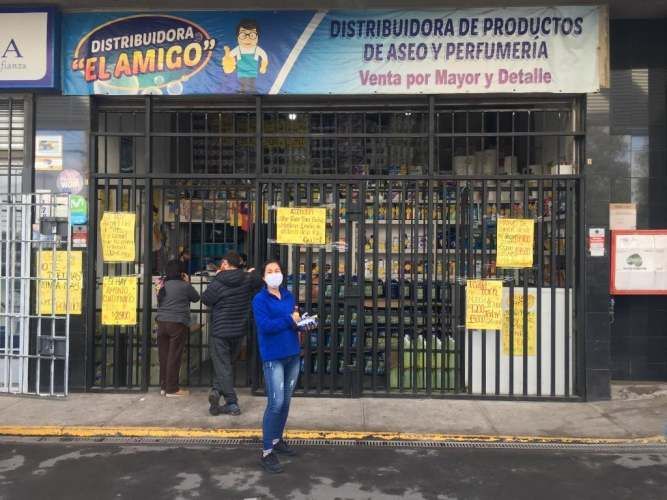 Vendedora atencion de local