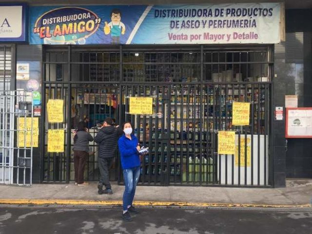 Vendedora atencion de local