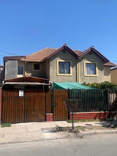 Casa Cuatro Dormitorios Tres Baños Estacionamiento