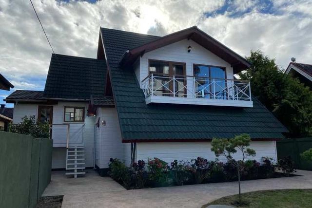 Recién remodelada casa con vista al lago  (84817)