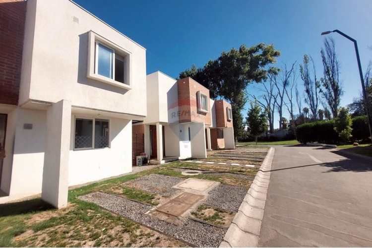 Hermosa casa en venta isla de maipo