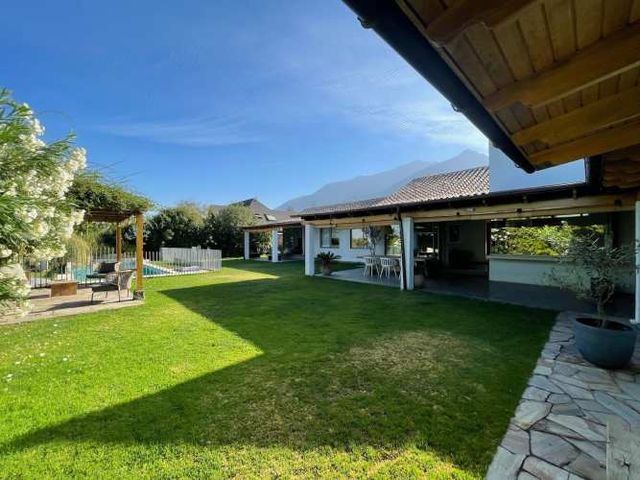 Se Vende Hermosa y Gran Casa en Las Pircas, Comuna de Peñalolen.