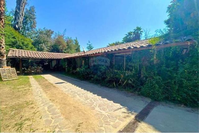 ¡amplio terreno con construcción en la reina!