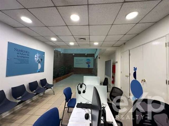 LOCAL COMERCIAL Avenida Huérfanos frente Mall VIVO.