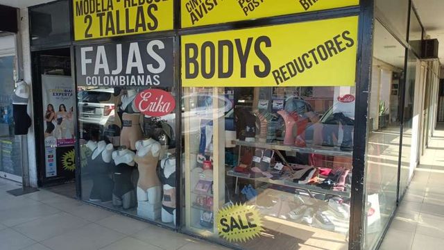 Vendedora Tienda Ropa mujer