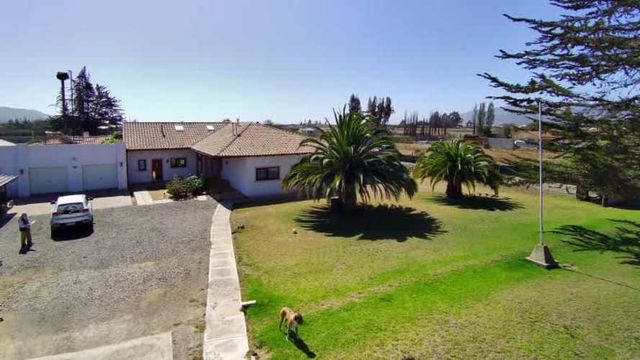 Preciosa Casa con Quincho y Árboles Frutales