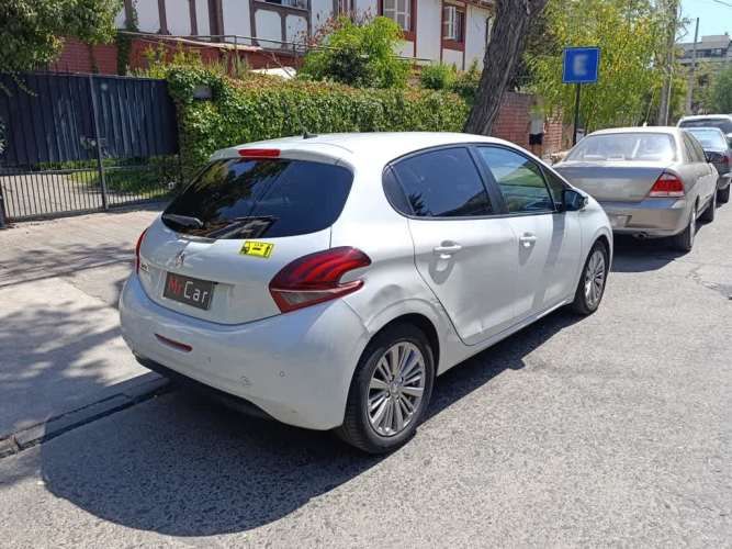 PEUGEOT 208 2020