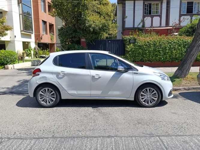 PEUGEOT 208 2020