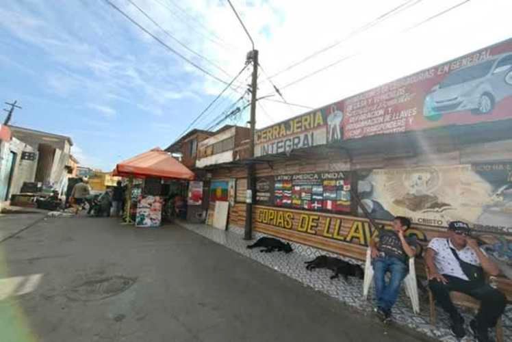 Se Vende Casa En Plena Feria De Las Pulgas Con 4 Locales