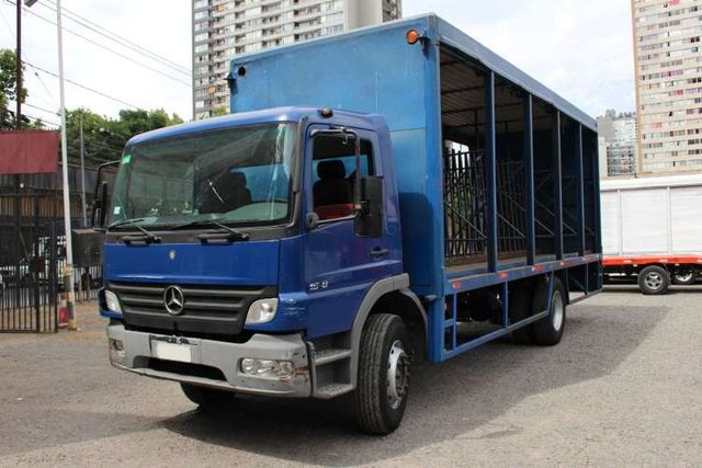 Camion Mercedes Atego 1518 año 2010 plano atril bebidas