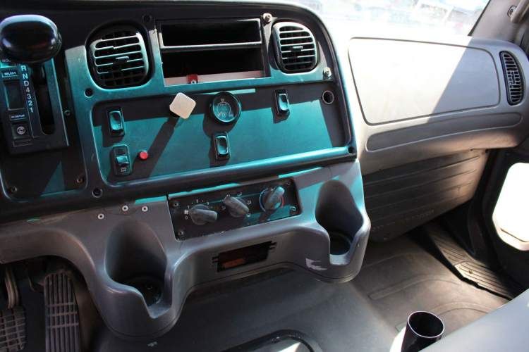 Camion Freightliner m2 106 año 2010 Carroceria Bebidas