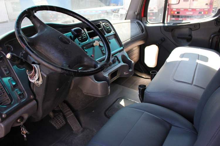 Camion Freightliner m2 106 año 2010 Carroceria Bebidas