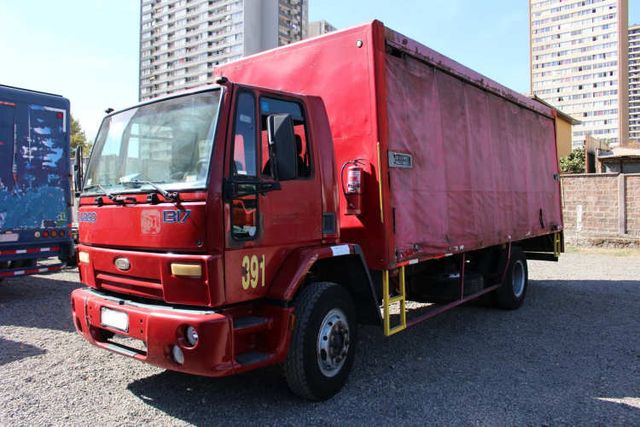 Camion Ford Cargo 1317 E año 2008 Plano con Cortinas