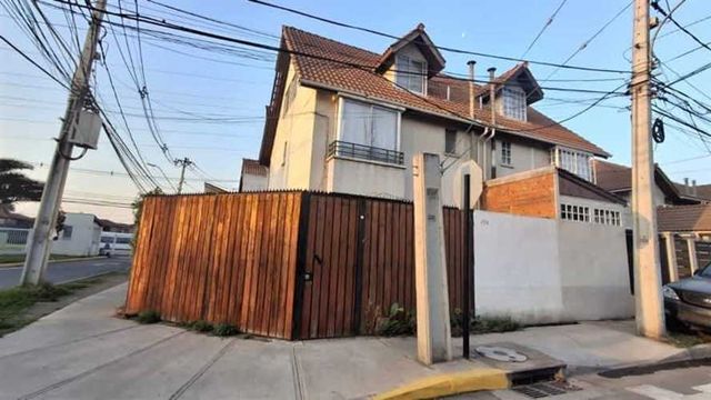 CASA Casa de 3 Pisos en Conjunto Habitacional Parque Real