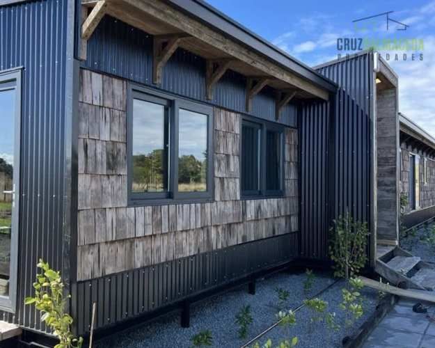 CASA Nueva Casa con vista a dos volcanes y acceso a laguna, maderas nativas, impecable