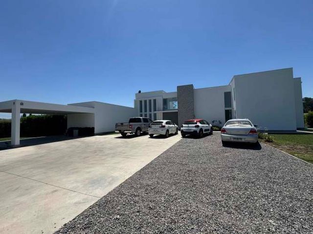 INCREÍBLE CASA MODERNA EN LONQUEN NORTE