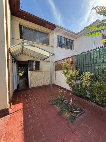 CONECTADA, AMPLIA E ILUMINADA CASA