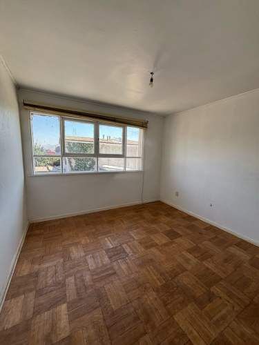 CONECTADA, AMPLIA E ILUMINADA CASA