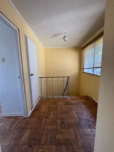 CONECTADA, AMPLIA E ILUMINADA CASA