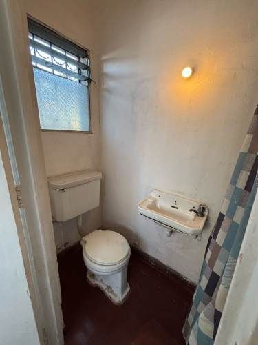 CONECTADA, AMPLIA E ILUMINADA CASA