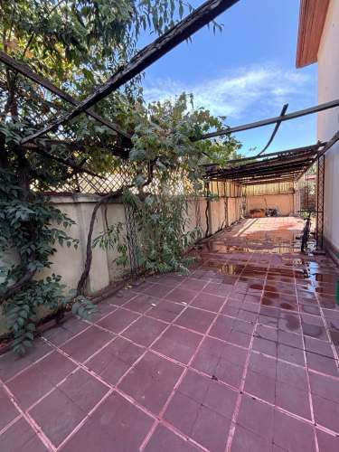 CONECTADA, AMPLIA E ILUMINADA CASA