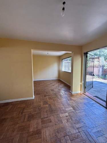 CONECTADA, AMPLIA E ILUMINADA CASA