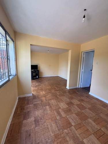 CONECTADA, AMPLIA E ILUMINADA CASA