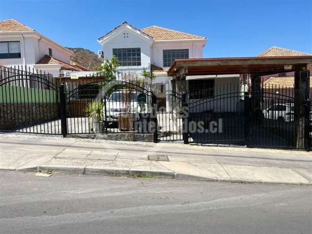 CASA Rojas Magallanes / Las Perdices