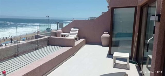 DEPARTAMENTO SE VENDE AMPLIO Y COMO DEPARTAMENTO EN REÑACA RECIEN REMODELADO, PISO PORCELANATO, VENTAS TERMOPANEL, ROLLER 5 DORMOTORIOS 4 BAÑOS 3 ESTACIONAMIENTOS.