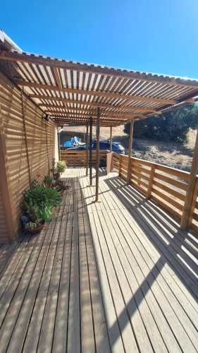 AMPLIO TERRENO CON ACOJEDORA CABAÑA Y PISCINA