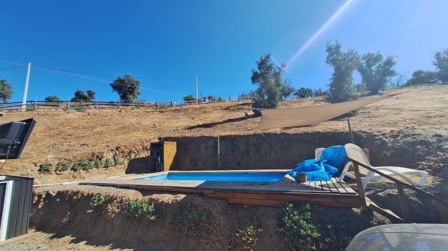 AMPLIO TERRENO CON ACOJEDORA CABAÑA Y PISCINA