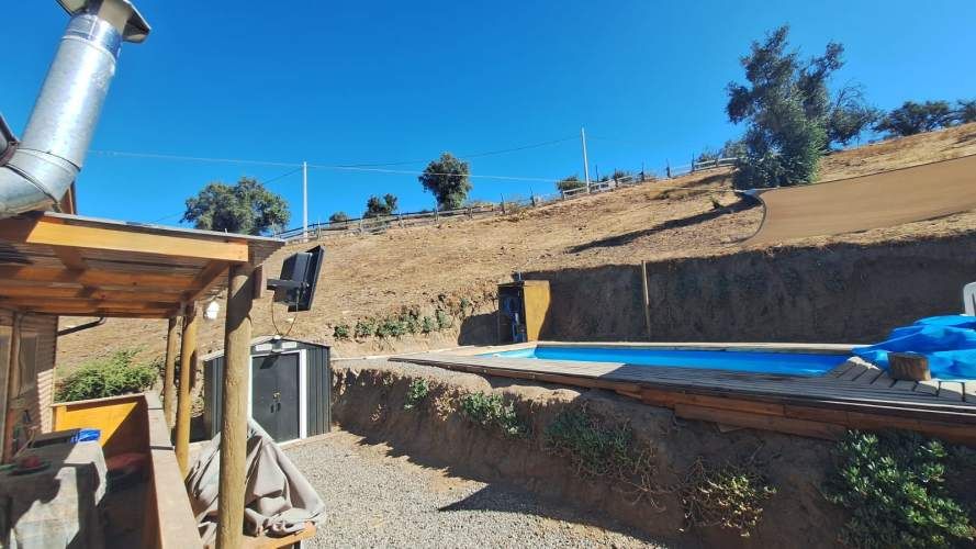 AMPLIO TERRENO CON ACOJEDORA CABAÑA Y PISCINA