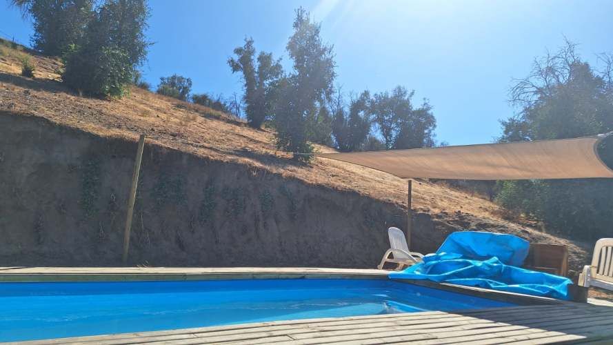 AMPLIO TERRENO CON ACOJEDORA CABAÑA Y PISCINA