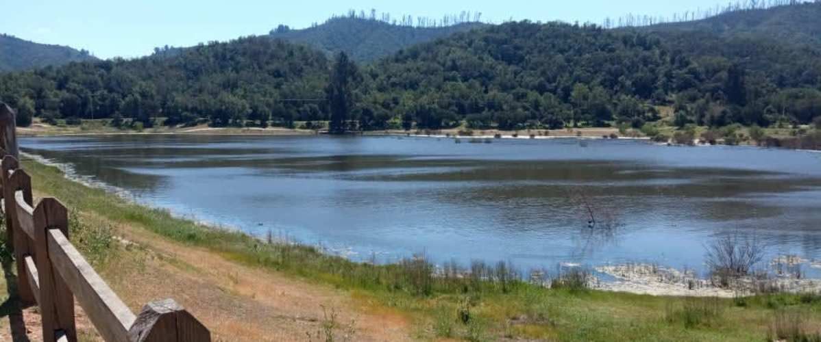 AMPLIO TERRENO CON ACOJEDORA CABAÑA Y PISCINA
